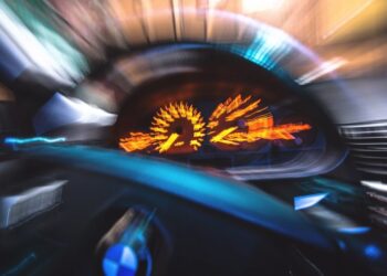 „Zbura” pe șosea cu 151 km/h. Un bărbat, fără permis de conducere, prins de polițiști