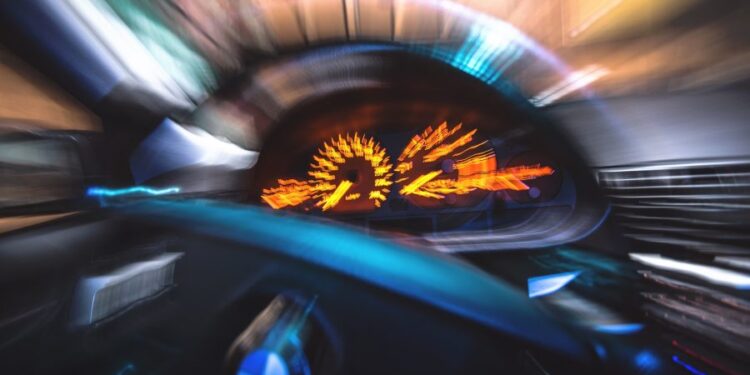 „Zbura” pe șosea cu 151 km/h. Un bărbat, fără permis de conducere, prins de polițiști