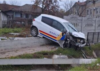 Авария в муниципии Кишинев: в Гратиештах автомобиль снес забор частного дома и сбил опору электропередач