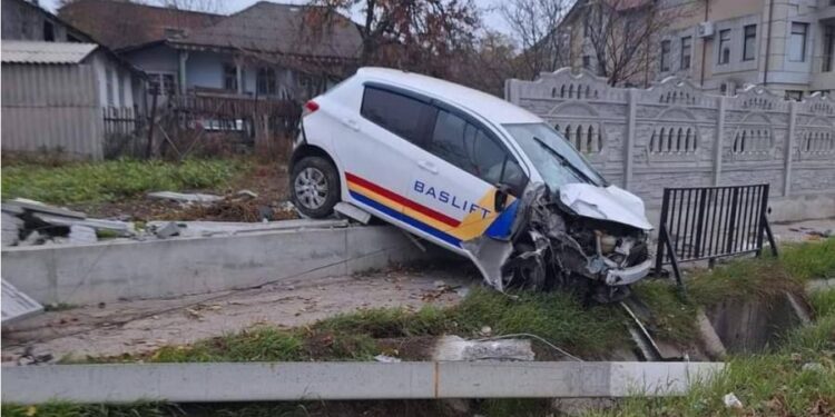 Авария в муниципии Кишинев: в Гратиештах автомобиль снес забор частного дома и сбил опору электропередач