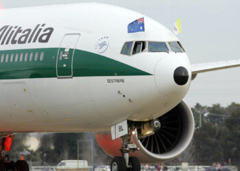 Бывший национальный перевозчик Италии авиакомпания Alitalia уволит 2000 сотрудников