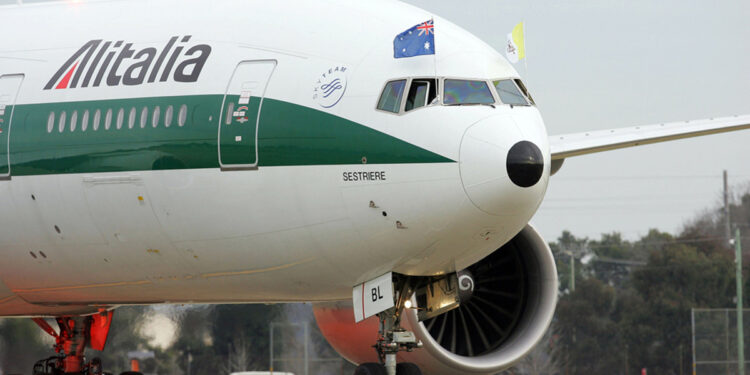 Бывший национальный перевозчик Италии авиакомпания Alitalia уволит 2000 сотрудников