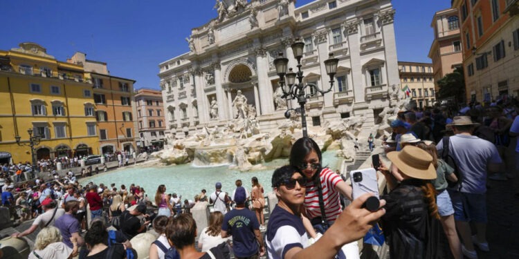 Жители Рима жалуются на чрезмерный туризм