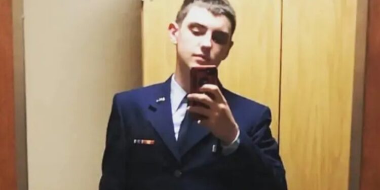 Обвиняемому в утечке документов Пентагона дали 15 лет тюрьмы