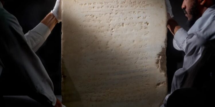 Весом почти 60 кг: на аукционе за $2 млн продадут табличку с библейскими заповедями