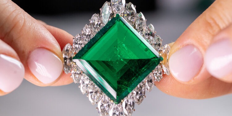 На аукционе Christie’s продали редкий изумруд весом 37 карат за рекордную стоимость