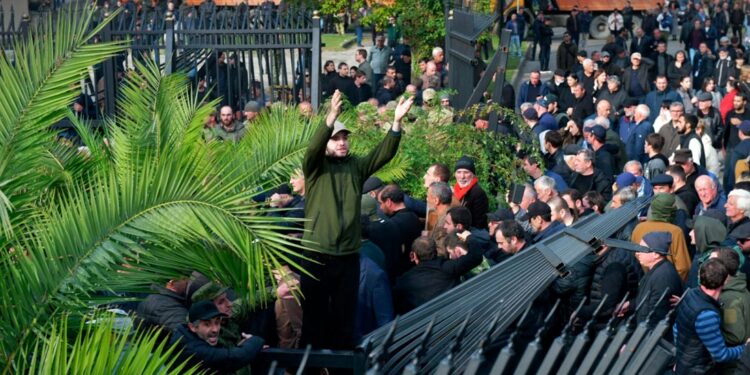 Главное о протестах в Абхазии: прорыв к парламенту, требования и отношение к РФ