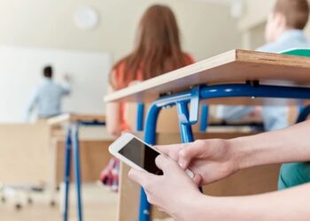 В школах запретят пользоваться мобильными телефонами. Правительство одобрило изменения в Кодекс об образовании