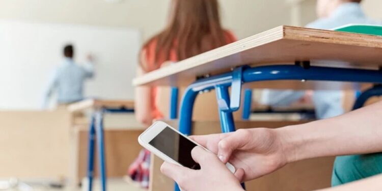В школах запретят пользоваться мобильными телефонами. Правительство одобрило изменения в Кодекс об образовании
