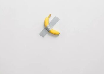 На аукционе Sothebyʼs продали за 6,2 миллиона долларов банан, приклеенный скотчем к стене — инсталляцию художника Маурицио Каттелана