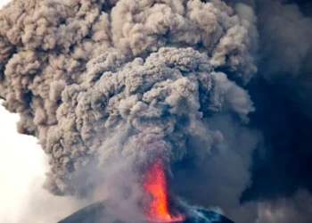 Erupție vulcanică în Bali: Coloană de fum de 9 km, sute de zboruri anulate