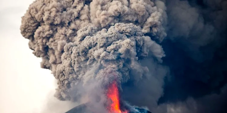 Erupție vulcanică în Bali: Coloană de fum de 9 km, sute de zboruri anulate