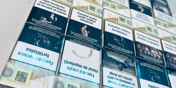 Femeie reținută pe Aeroportul Chișinău cu valiza plină de țigări nedeclarate