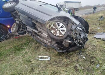 Doi șoferi, care s-au oprit cu mașinile la o margine de drum, spulberați de un camion ieșit pe contrasens: Poliția a pornit o anchetă