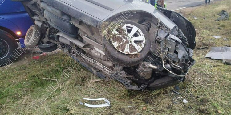 Doi șoferi, care s-au oprit cu mașinile la o margine de drum, spulberați de un camion ieșit pe contrasens: Poliția a pornit o anchetă