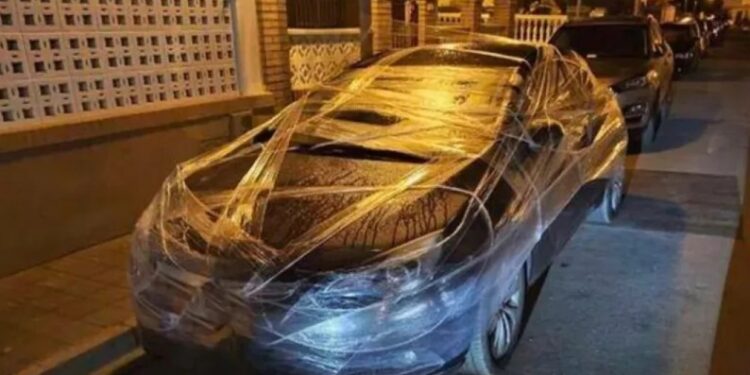 Наводнение в Испании: жители привязывают машины к столбам в ожидании нового потопа