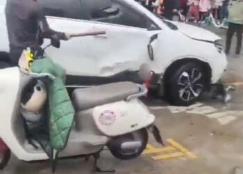 China: 12 victime, după ce o mașină a lovit o mulțime de elevi și adulți lângă o școală