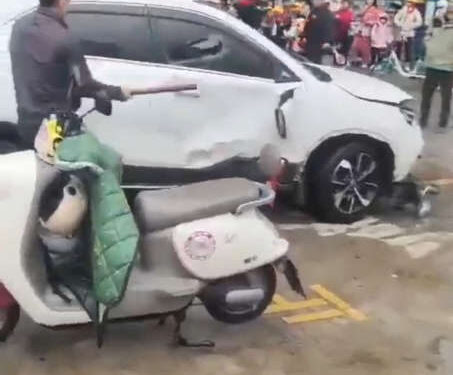 China: 12 victime, după ce o mașină a lovit o mulțime de elevi și adulți lângă o școală