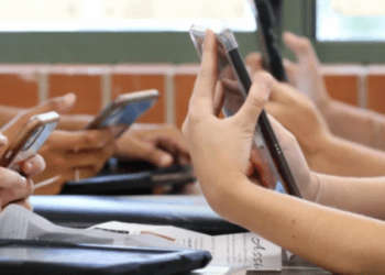 Interdicție totală a telefoanelor mobile în școli: Noile reglementări vor fi aplicate din decembrie