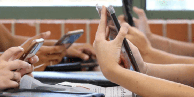 Interdicție totală a telefoanelor mobile în școli: Noile reglementări vor fi aplicate din decembrie
