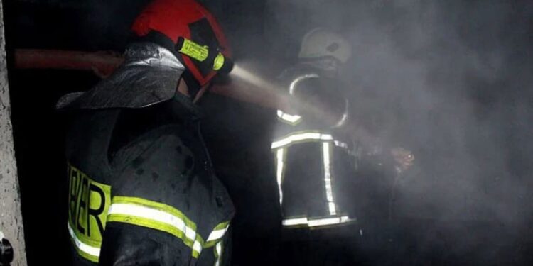 Incendiu într-un bloc din Chișinău: Trei persoane evacuate de urgență