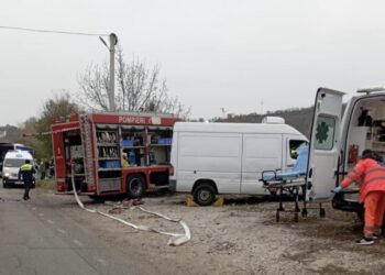 Авария в Тогатине: спасатели освободили водителя микроавтобуса из искореженного транспорта