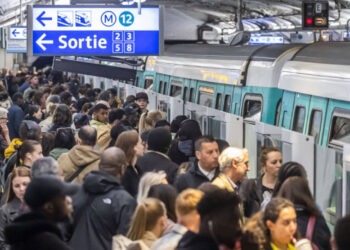 Atac cu toporul într-un tren din apropierea Parisului: Patru victime în urma unei altercații