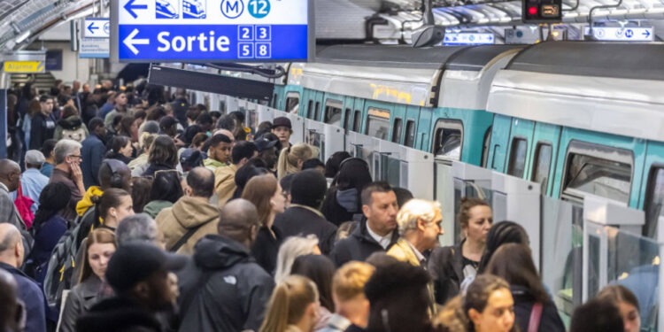 Atac cu toporul într-un tren din apropierea Parisului: Patru victime în urma unei altercații