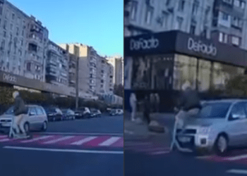 Momentul când o persoană, care traversează strada pe trotinetă, este lovită de o mașină