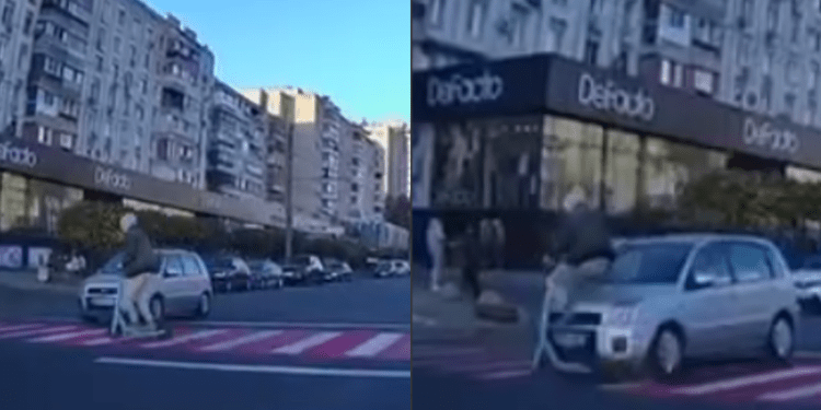 Momentul când o persoană, care traversează strada pe trotinetă, este lovită de o mașină