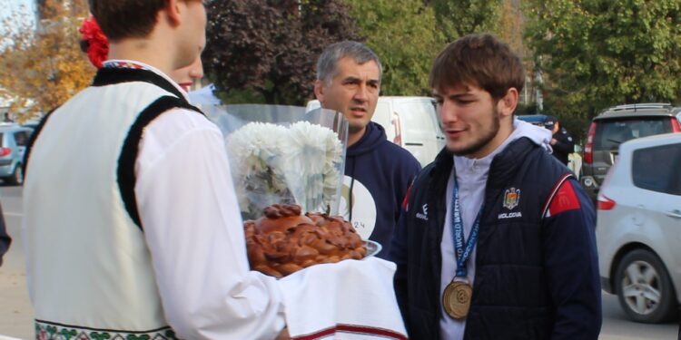 Vitalie Eriomenco, campion mondial, onorat cu pâine și sare la Căușeni