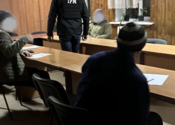 Braconieri reținuți la frontieră în timp ce încercau să transporte un mistreț viu