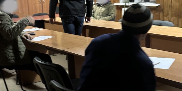 Braconieri reținuți la frontieră în timp ce încercau să transporte un mistreț viu