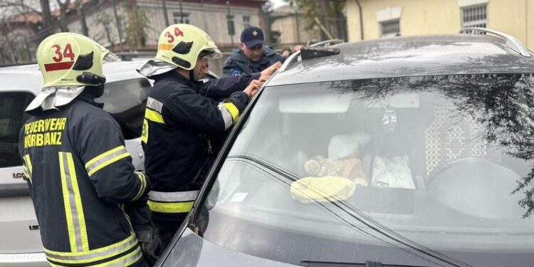 Orhei: Un copil de un an a fost blocat într-o mașină, după ce mama a uitat cheile în automobil