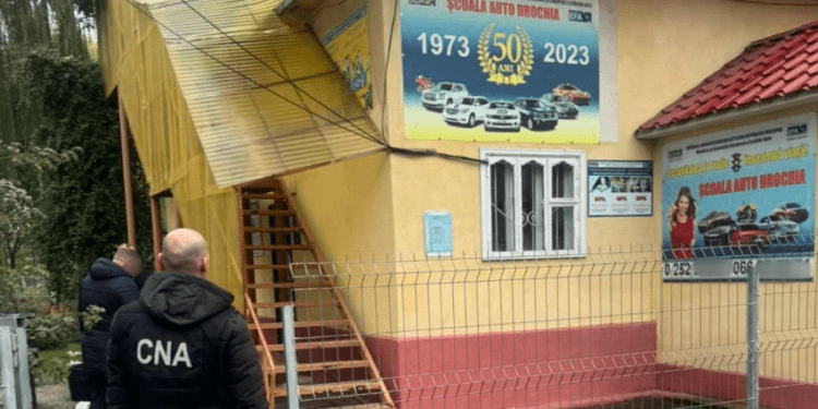 1600 euro pentru un permis de conducere: CNA a reținut persoana implicată