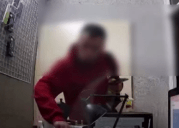 Momentul în care un bărbat intră într-un magazin și „șterpelește” trei telefoane: Ce pedeapsă riscă
