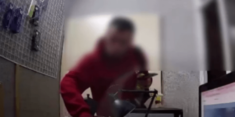 Momentul în care un bărbat intră într-un magazin și „șterpelește” trei telefoane: Ce pedeapsă riscă