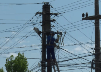 Tragedie în Ștefan Vodă: Tânăr electrocutat pe un stâlp