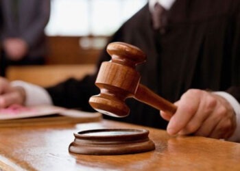 Sentință în cazul bărbatului care a înjunghiat și aruncat un vecin de la etaj: Câți ani de închisoare va primi