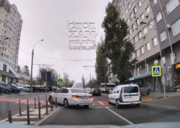 Pe zebră, ca pietonul: Momentul în care un BMW virează la stânga printre separatoare de benzi și intră cu mașina pe un drum interzis