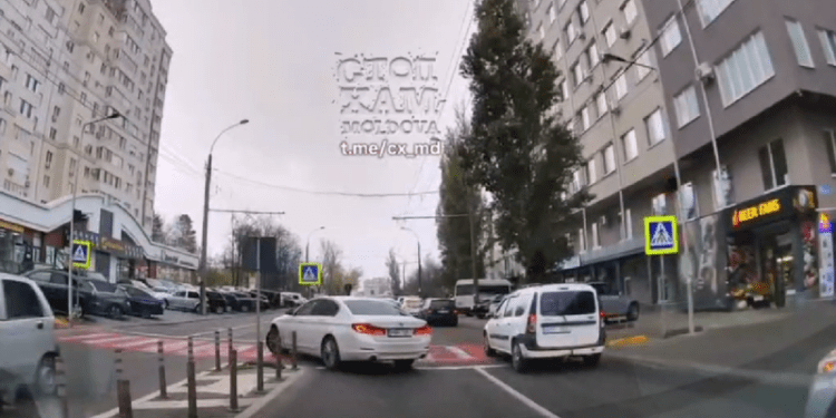 Pe zebră, ca pietonul: Momentul în care un BMW virează la stânga printre separatoare de benzi și intră cu mașina pe un drum interzis