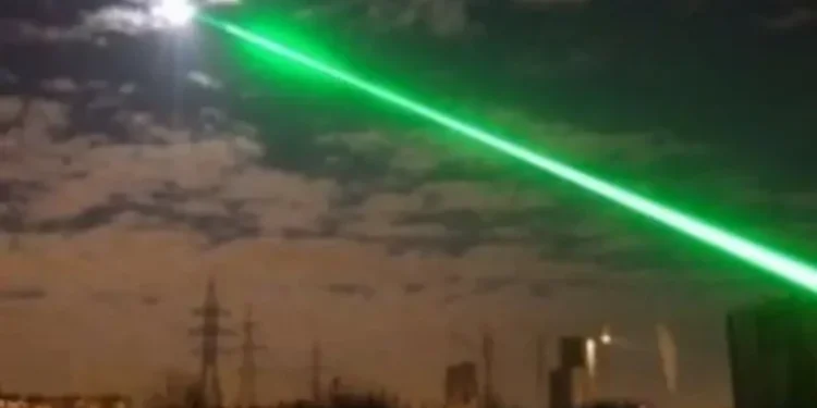 Atacuri cu laser asupra avioanelor: Două zboruri internaționale afectate, anchetă în desfășurare