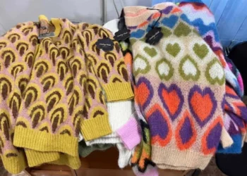 Articole vestimentare, în cantități comerciale, tăinuite în bagaje