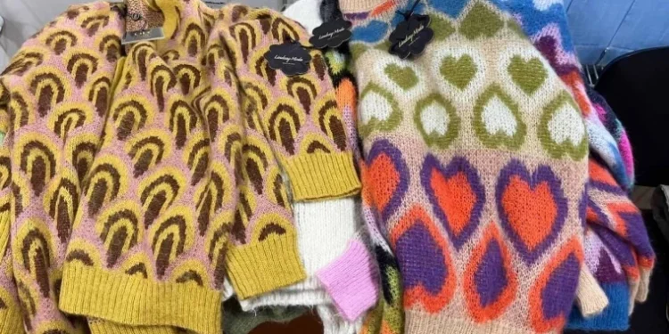Articole vestimentare, în cantități comerciale, tăinuite în bagaje