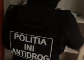 Aduceau droguri din afara țării, cu autobuze de rută, apoi le vindeau pe Telegram: Doi tineri, arestați în timp ce plasau pachețele colorate în ascunzișuri