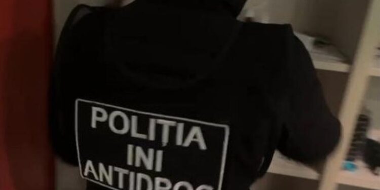 Aduceau droguri din afara țării, cu autobuze de rută, apoi le vindeau pe Telegram: Doi tineri, arestați în timp ce plasau pachețele colorate în ascunzișuri