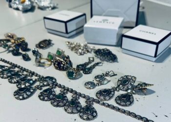 O femeie de 63 de ani din Georgia depistată cu bijuterii nedeclarate la vamă