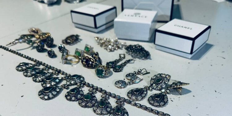 O femeie de 63 de ani din Georgia depistată cu bijuterii nedeclarate la vamă