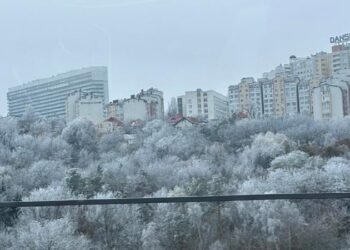 Tablou de iarnă în capitală: Natura, împodobită într-un alb imaculat, după ce bruma a pus stăpânire pe oraș.
