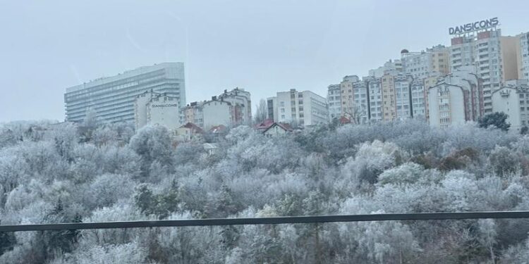 Tablou de iarnă în capitală: Natura, împodobită într-un alb imaculat, după ce bruma a pus stăpânire pe oraș.
